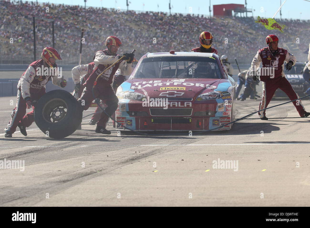 10. Oktober 2010 - Fontana, Kalifornien, Vereinigte Staaten von Amerika - Sprint-Cup-Serie Treiber Clint Bowyer in The Hartford / Cheerios #33 Auto Gruben für Reifen während Pepsi Max 400 auf der Auto Club Speedway. (Kredit-Bild: © Brandon Parry/Southcreek Global/ZUMApress.com) Stockfoto