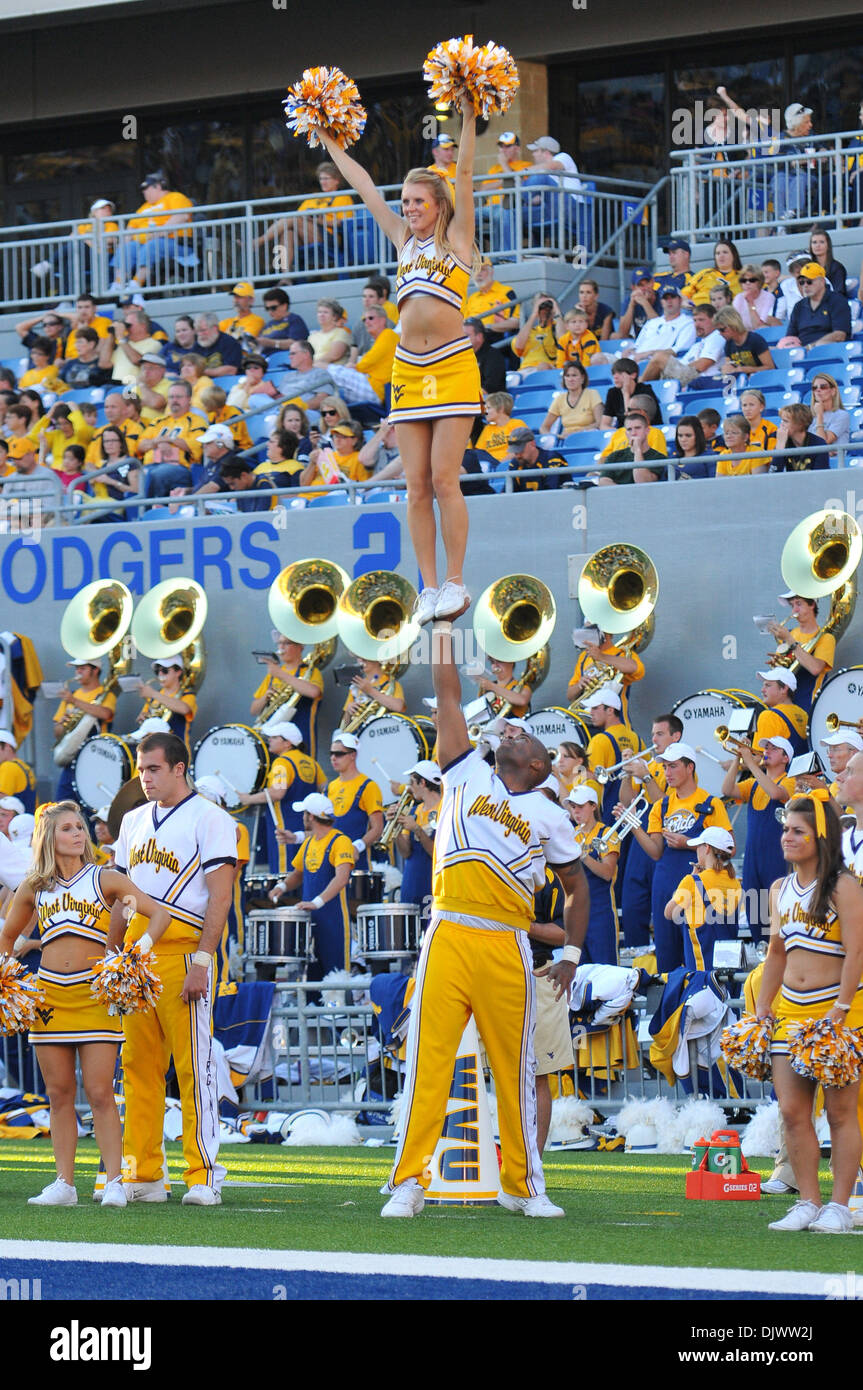 11. Oktober 2010 durchführen - Morgantown, West Virginia, Vereinigte Staaten von Amerika - Westvirginia Cheerleader während des Spiels gegen UNLV Samstag.  West Virginia besiegte UNLV mit einem Score von 49-10. (Kredit-Bild: © Brian befreit/Southcreek Global/ZUMApress.com) Stockfoto