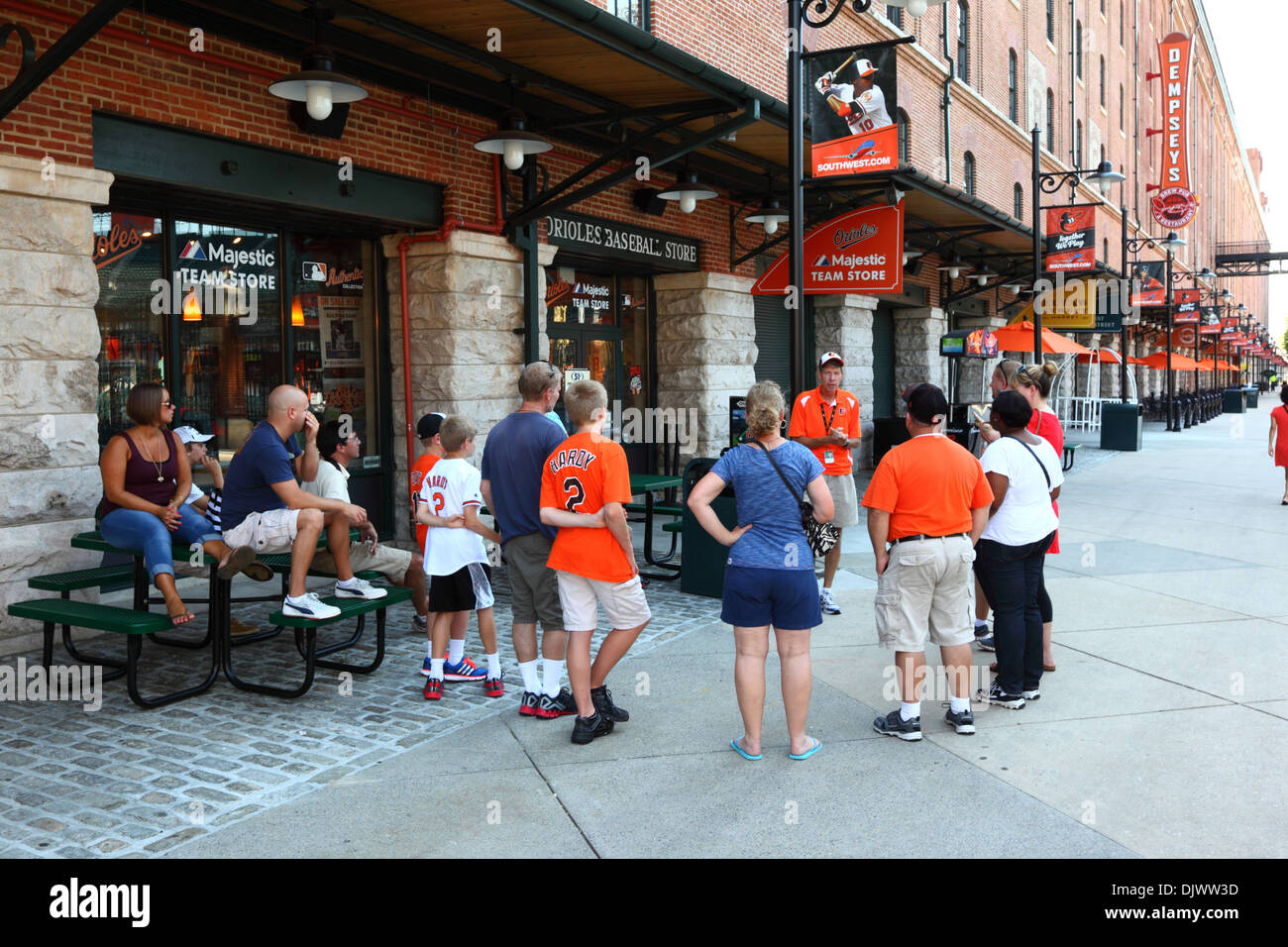 Fans, die eine geführte Tour der Oriole Park, Heimat der Baltimore Orioles Baseball Team, Camden Yards, Baltimore, Maryland, USA Stockfoto