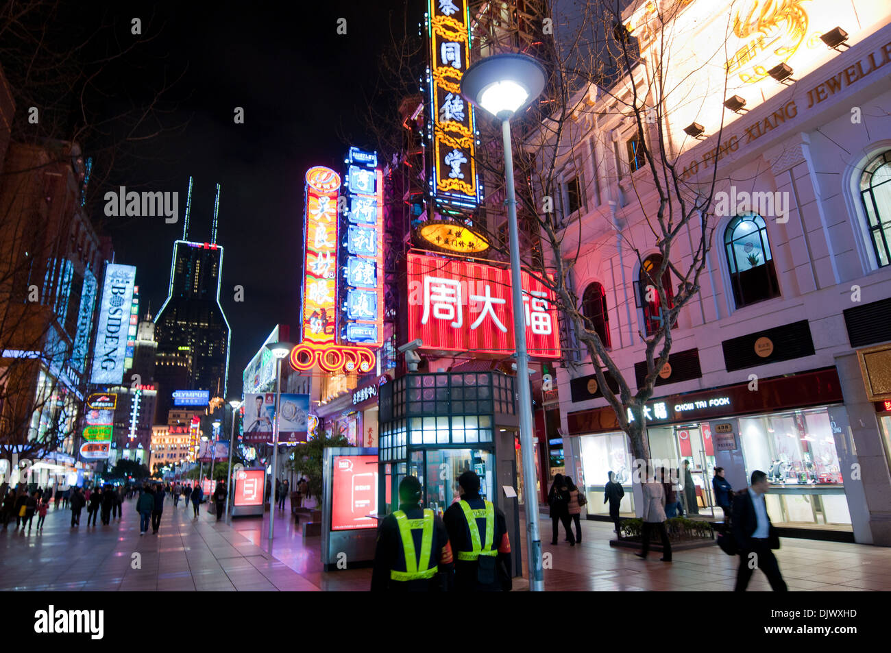 Nanjing Road Fußgängerzone (mit Le Royal Meridien Shanghai Hotel) - Haupt-Einkaufsstraße in Shanghai, China Stockfoto