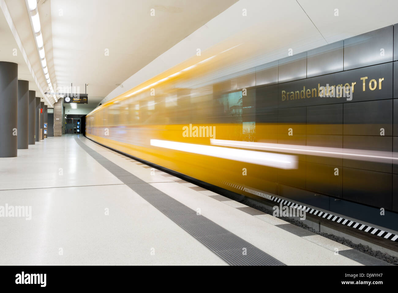 Eine gelbe u-Bahn-Bahnhof verlassen Brandenburger Tor in Berlin, Deutschland. Stockfoto