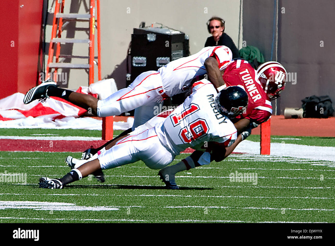 16. Oktober 2010 wird im 1. Quartal Spielaktion - Bloomington, Indiana, Vereinigte Staaten von Amerika - Indiana RB Nick Turner (26) von Arkansas DB Walter Moody (19) angegangen. Indiana besiegte Arkansas 36-34 im Spiel im Memorial Stadium in Bloomington, Indiana. (Kredit-Bild: © Dan Cavallini/Southcreek Global/ZUMApress.com) Stockfoto