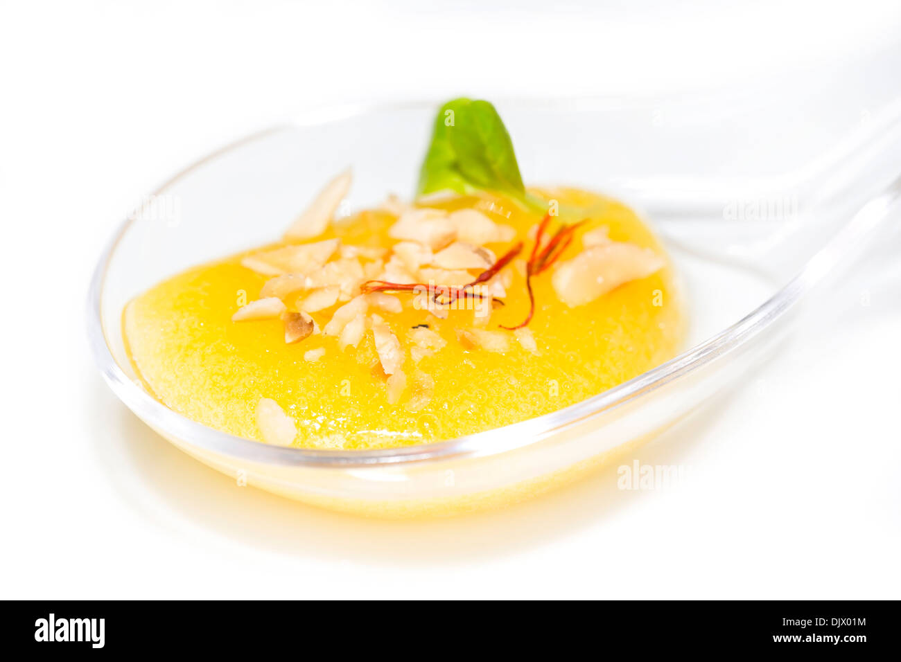 Molekulare Küche-Mango-Gelee auf weißem Hintergrund Stockfoto