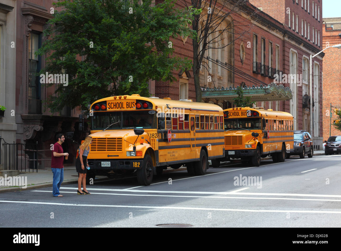 Thomas International Typ C gelbe Schulbusse vor Baltimore School for the Arts, Mount Vernon Bezirk, Maryland, USA Stockfoto
