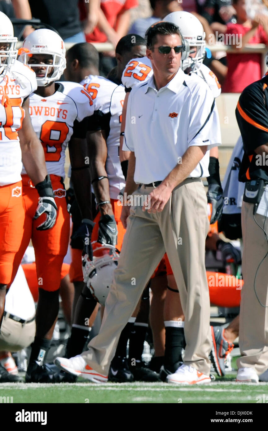 16. Oktober 2010 - Lubbock, Texas, Vereinigte Staaten von Amerika - OSU Cheftrainer Mike Gundy durchschreitet der Seitenlinie bei einem Beamten Überprüfung als #18 Oklahoma State Cowboys Niederlage die Texas Tech Red Raiders 34-17 im AT&T Jones Stadium in Lubbock, Texas. (Kredit-Bild: © Steven Leija/Southcreek Global/ZUMApress.com) Stockfoto
