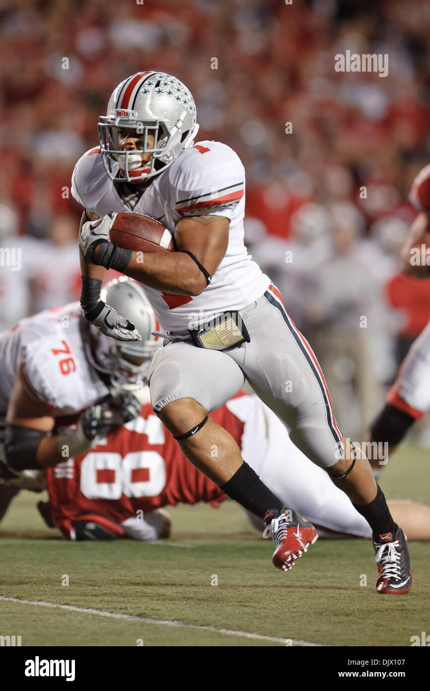 16. Oktober 2010 - Madison, Wisconsin, Vereinigte Staaten von Amerika - Ohio State laufen zurück Dan Herron (1) läuft für einen Touchdown im 3. Quartal des Spiels zwischen der Wisconsin Badgers und die Ohio State Buckeyes im Camp Randall Stadium in Madison, Wisconsin. Wisconsin besiegte #1 Ohio State 31-18. (Kredit-Bild: © John Rowland/Southcreek Global/ZUMApress.com) Stockfoto