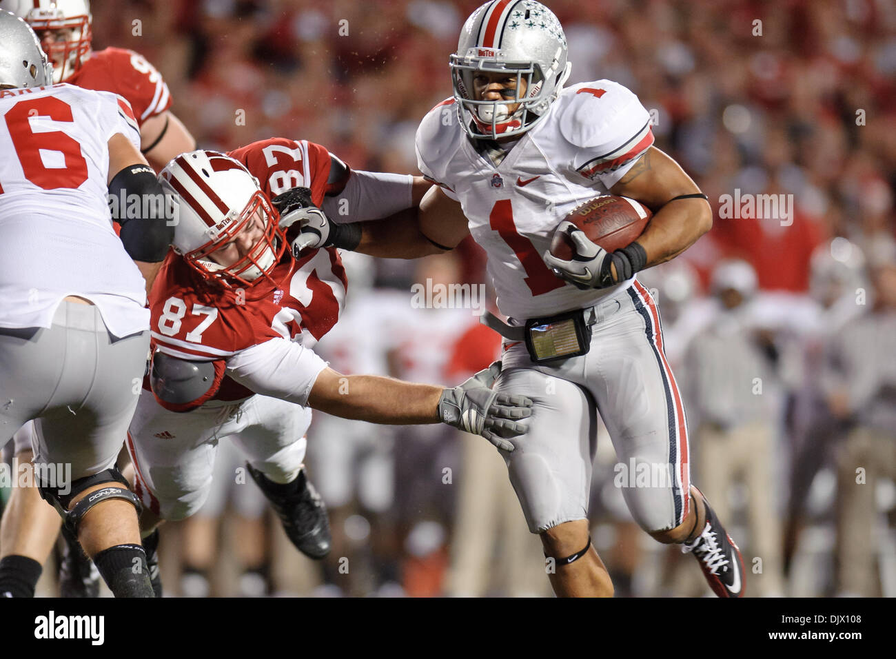16. Oktober 2010 - Madison, Wisconsin, Vereinigte Staaten von Amerika - Ohio State laufen zurück Dan Herron (1) läuft für einen Touchdown im 3. Quartal des Spiels zwischen der Wisconsin Badgers und die Ohio State Buckeyes im Camp Randall Stadium in Madison, Wisconsin. Wisconsin besiegte #1 Ohio State 31-18. (Kredit-Bild: © John Rowland/Southcreek Global/ZUMApress.com) Stockfoto