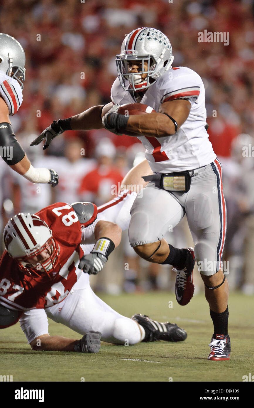 16. Oktober 2010 - Madison, Wisconsin, Vereinigte Staaten von Amerika - Ohio State laufen zurück Dan Herron (1) läuft für einen Touchdown im 3. Quartal des Spiels zwischen der Wisconsin Badgers und die Ohio State Buckeyes im Camp Randall Stadium in Madison, Wisconsin. Wisconsin besiegte #1 Ohio State 31-18. (Kredit-Bild: © John Rowland/Southcreek Global/ZUMApress.com) Stockfoto