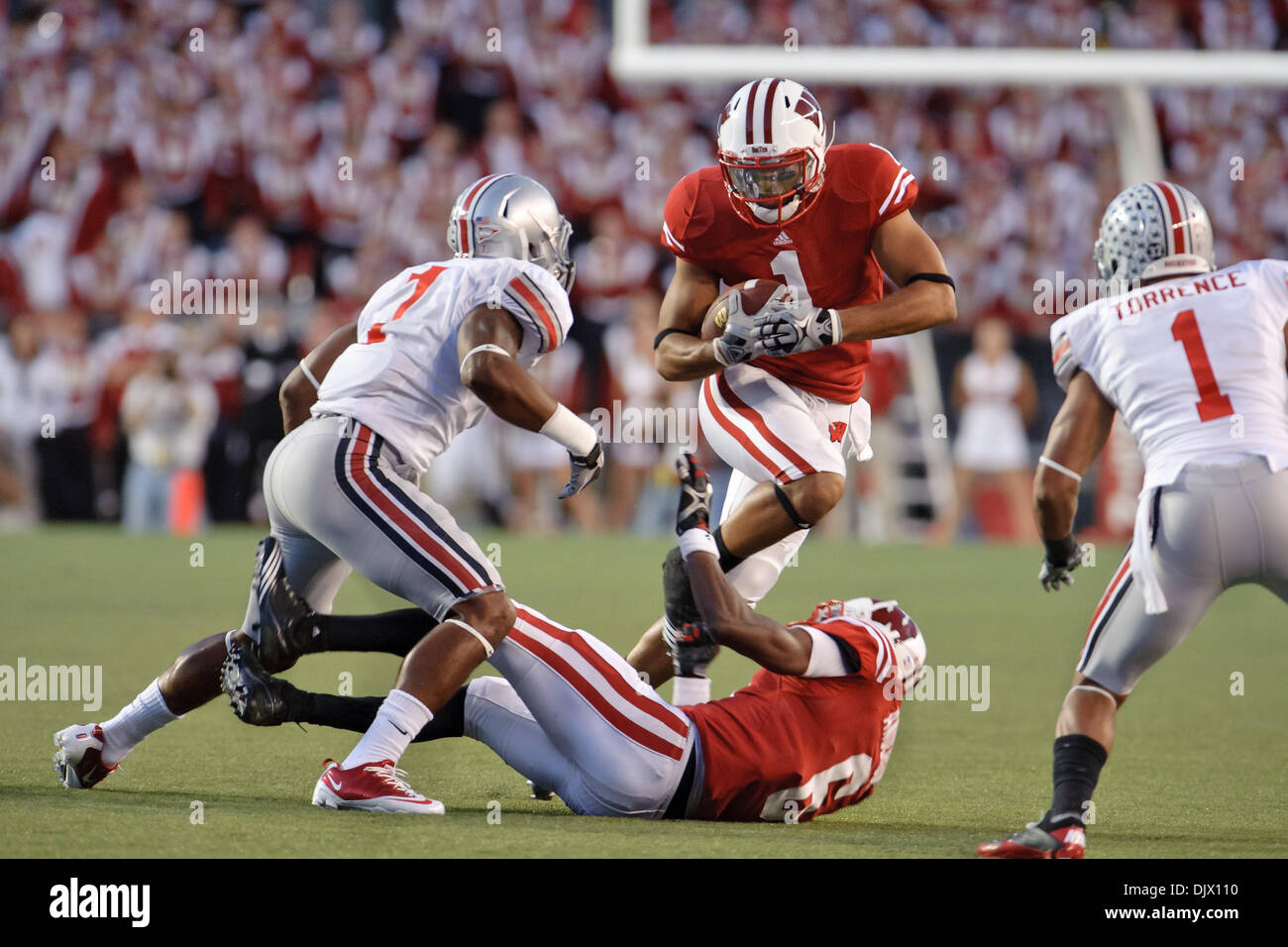 16. Oktober 2010 wird nach macht einen Haken während des Spiels zwischen der Wisconsin Badgers und die Ohio State Buckeyes im Camp Randall Stadium in Madison, Wisconsin - Madison, Wisconsin, Vereinigte Staaten von Amerika - Wisconsin Wide Receiver Nick Toon (1) mit dem Ball ausgeführt.  Wisconsin besiegte #1 Ohio State 31-18. (Kredit-Bild: © John Rowland/Southcreek Global/ZUMApress.com) Stockfoto