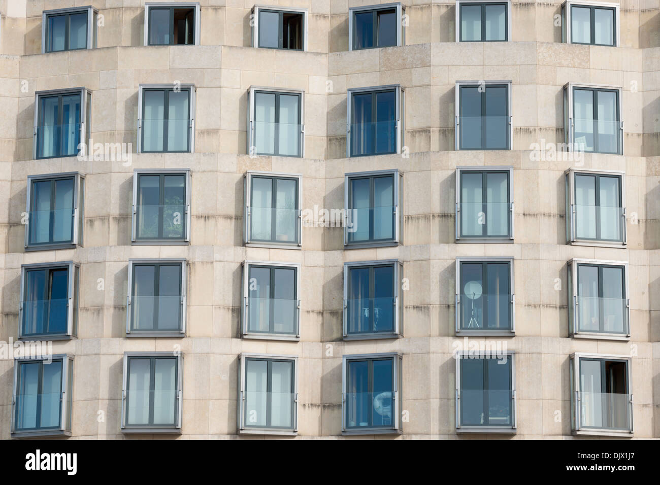 Blick auf die Außenfenster der DZ Bank in Berlin, Deutschland. Stockfoto