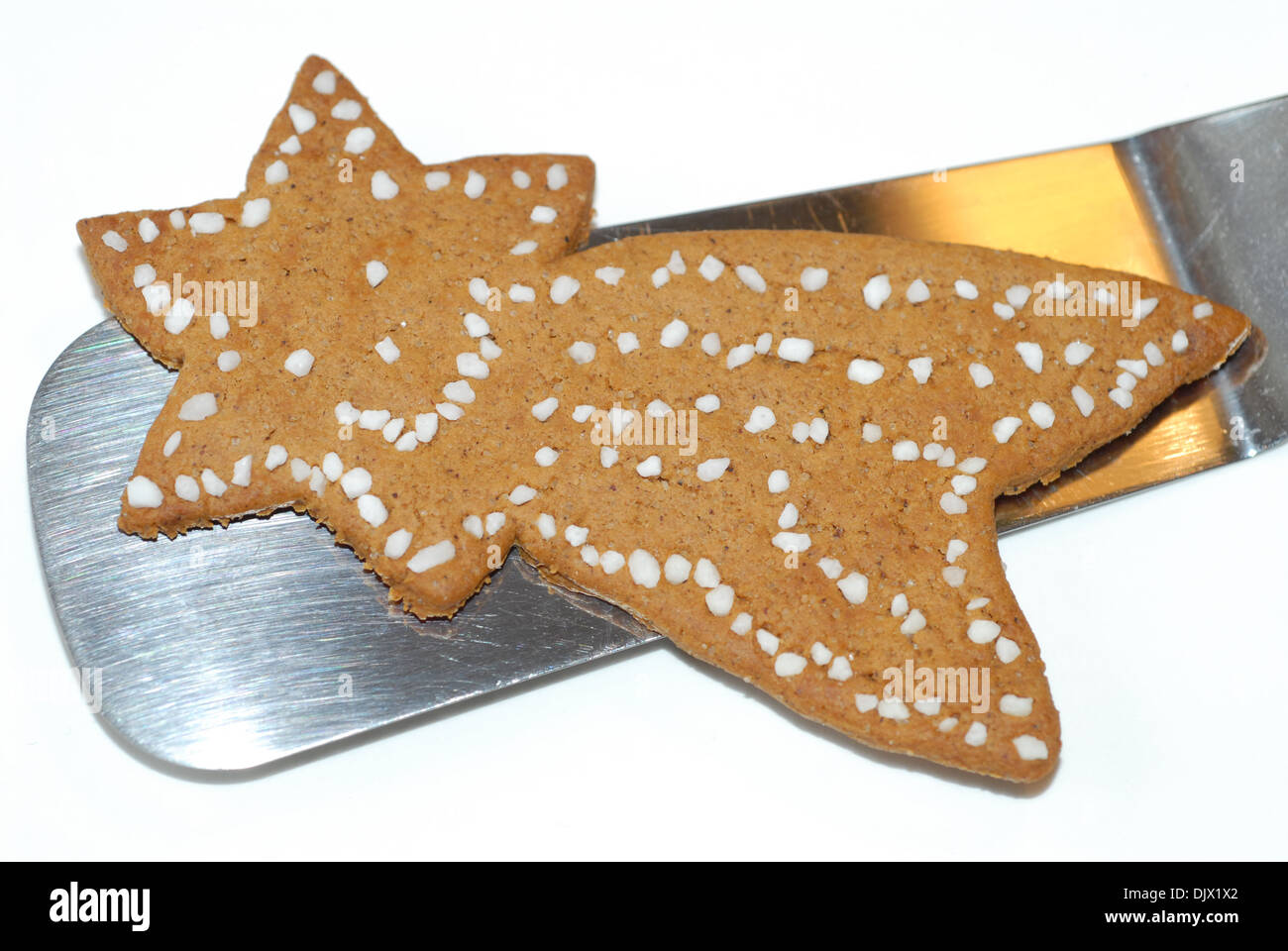 Sternförmiger Lebkuchen, verziert mit Nippelzucker, direkt aus dem Ofen. Stockfoto