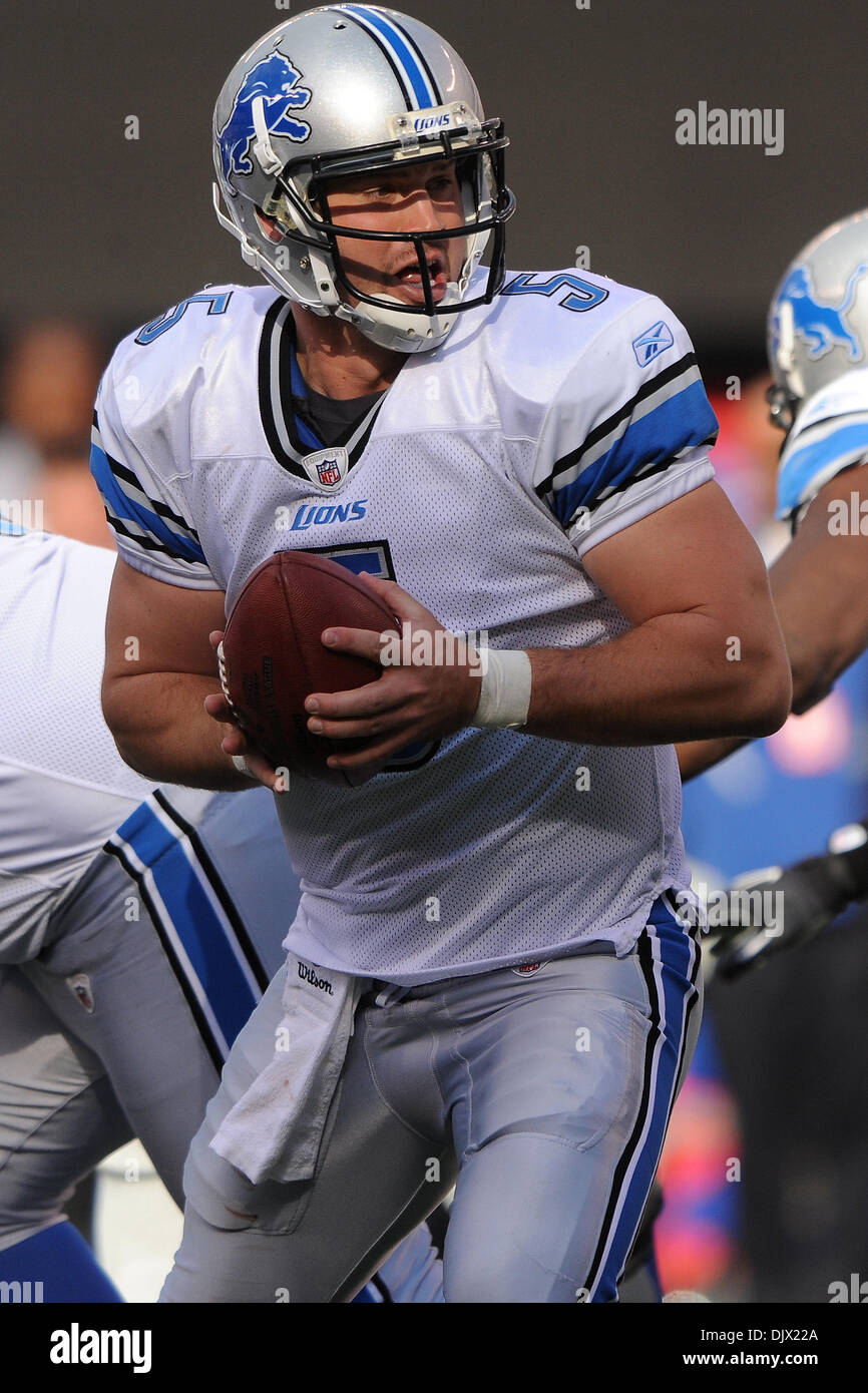 Detroit Lions quarterback Drew Stanton (5) sieht zur hand auf dem Ball während der zweiten Hälfte NFL Aktion zwischen den New York Giants und den Detroit Lions in der New Meadowlands Stadium in East Rutherford, New Jersey. Die Riesen besiegt die Löwen 28-20. (Kredit-Bild: © Willen Schneekloth/Southcreek Global/ZUMApress.com) Stockfoto