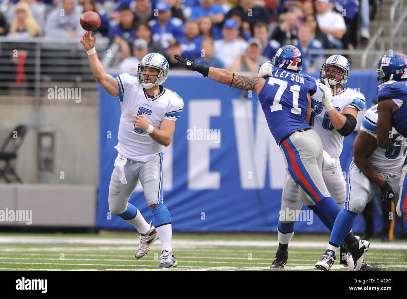 Detroit Lions quarterback Drew Stanton (5) wirft unter Druck während der zweiten Hälfte NFL Aktion zwischen den New York Giants und den Detroit Lions in der New Meadowlands Stadium in East Rutherford, New Jersey. Die Riesen besiegt die Löwen 28-20. (Kredit-Bild: © Willen Schneekloth/Southcreek Global/ZUMApress.com) Stockfoto