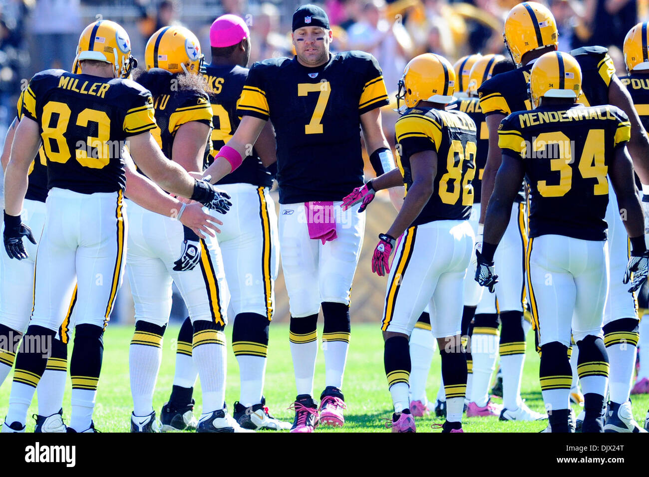 17. Oktober 2010 - Pittsburgh, Pennsylvania, Vereinigte Staaten von Amerika - 17. Oktober 2010: Pittsburgh Steelers QB Ben Roethlisberger (#7) wird von Teamkollegen während Einführungen in Heinz Field in Pittsburgh Pennsylvania begrüßt. Pittsburgh besiegt Cleveland 28-10. (Kredit-Bild: © Paul Lindenfelser/Southcreek Global/ZUMApress.com) Stockfoto