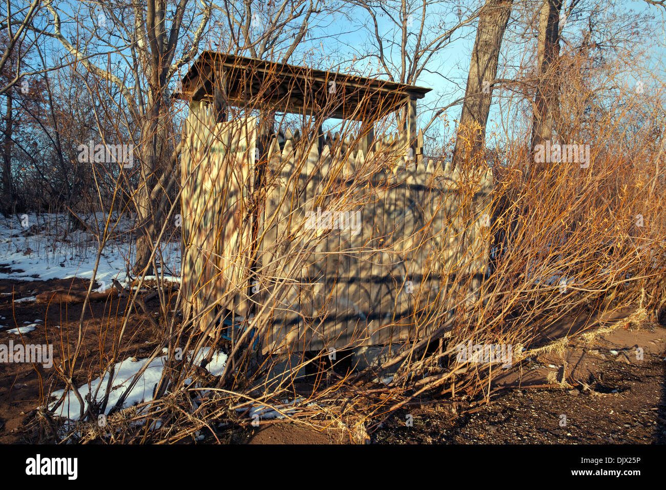 Eine Entenblinde am Ufer der Presque Isle Bay in Erie, Pennsylvania im Winter mit Schnee auf dem Boden. Es handelt sich um private Strukturen. Stockfoto