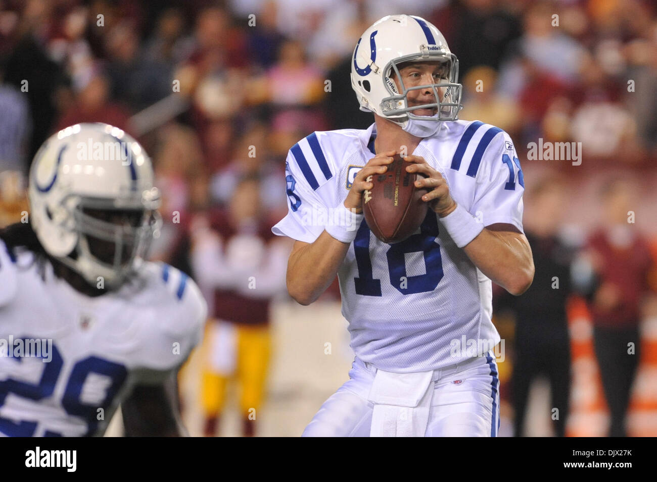 17. Oktober 2010 - Landover, Maryland, Vereinigte Staaten von Amerika - Indianapolis Colts quarterback Peyton Manning (18) auf der Suche nach einer Öffnung, Woche 6 FedEx Field NFL Spielaktion, Endstand; Colts 27 Redskins 24 (Kredit-Bild: © Roland Pintilie/Southcreek Global/ZUMApress.com) Stockfoto