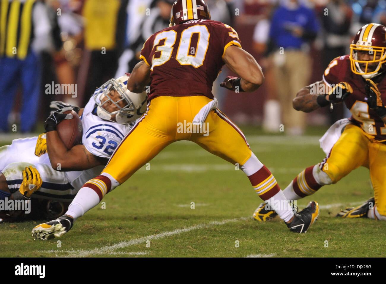 17. Oktober 2010 - Landover, Maryland, Vereinigte Staaten von Amerika - Indianapolis Colts Runningback Mike Hart (32) gestoppt, Woche 6 FedEx Field NFL Spielaktion, Endstand; Colts 27 Redskins 24 (Kredit-Bild: © Roland Pintilie/Southcreek Global/ZUMApress.com) Stockfoto