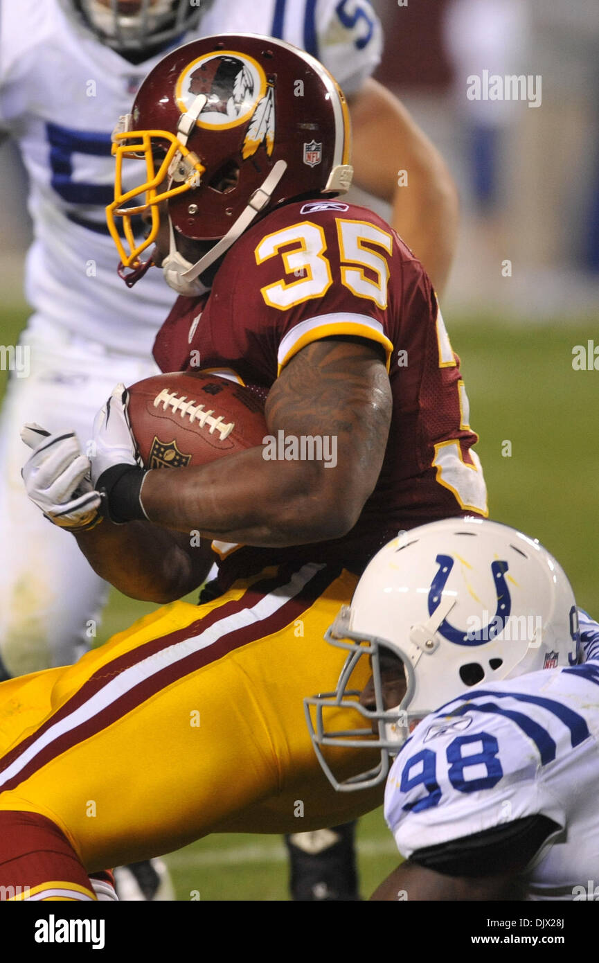 17. Oktober 2010 - Landover, Maryland, Vereinigte Staaten von Amerika - Washington Redskins Runningback Keiland Williams (35) von Indianapolis Colts defensives Ende Robert Mathis (98), Woche 6 FedEx Field NFL Spielaktion, Endstand gestoppt; Colts 27 Redskins 24 (Kredit-Bild: © Roland Pintilie/Southcreek Global/ZUMApress.com) Stockfoto