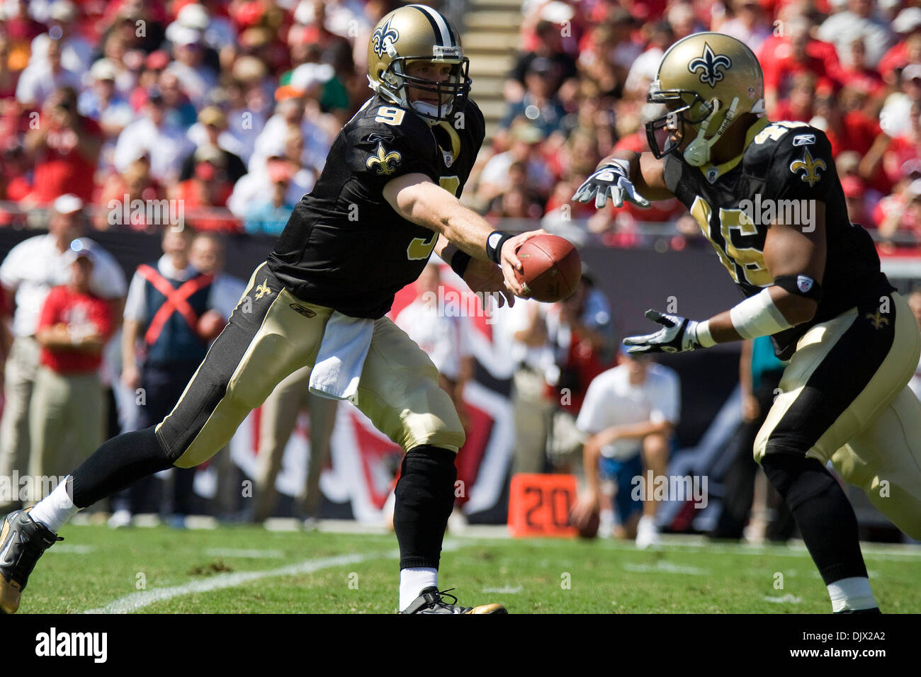 17. Oktober 2010 - Tampa, Florida, USA - New Orleans Saints quarterback Drew Brees (9) Hände weg zu New Orleans Saints Runningback Marcus Mailei (46). . Die Tampa Buccaneers fallen auf die New Orleans Saints 24-6 (Credit-Bild: © Anthony Smith/Southcreek Global/ZUMApress.com) Stockfoto