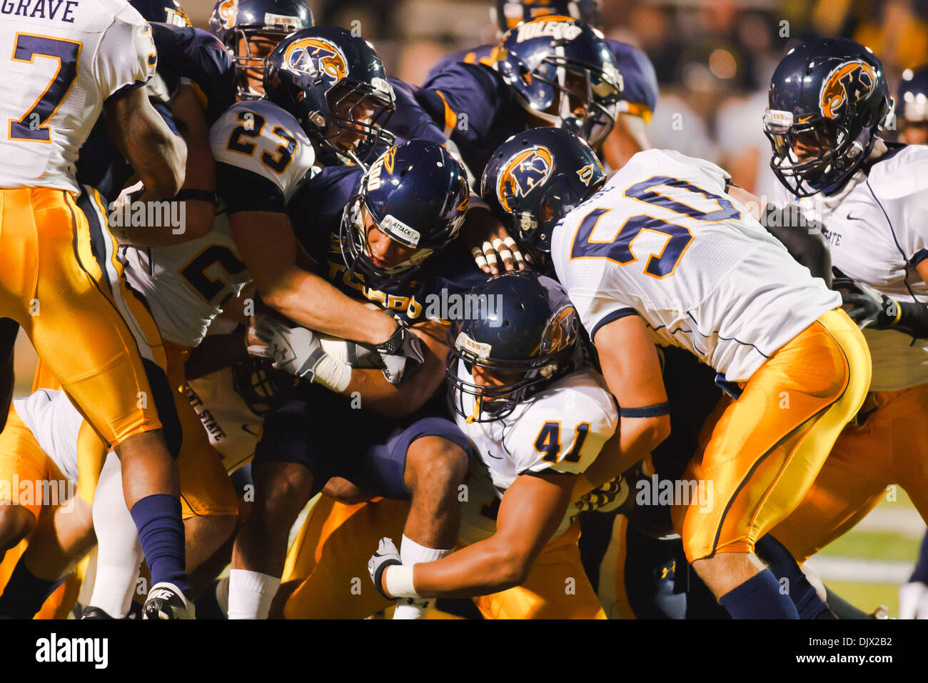 18. Oktober 2010 - Toledo, Ohio, Vereinigte Staaten von Amerika - Toledo Wide Receiver Eric Page (#12) ist Bande angegangen, indem Kent State Wide Receiver Chris Gilbert (#23), Linebacker Zach Hitchens (#41) und Linebacker Kyle Reese (#50) während der Rückkehr von einem Kickoff im ersten Quartal Spielaktion.  Toledo besiegte Kent State 34-21 an der Glaskugel. (Kredit-Bild: © Scott Grau/Southcreek Global/ZU Stockfoto