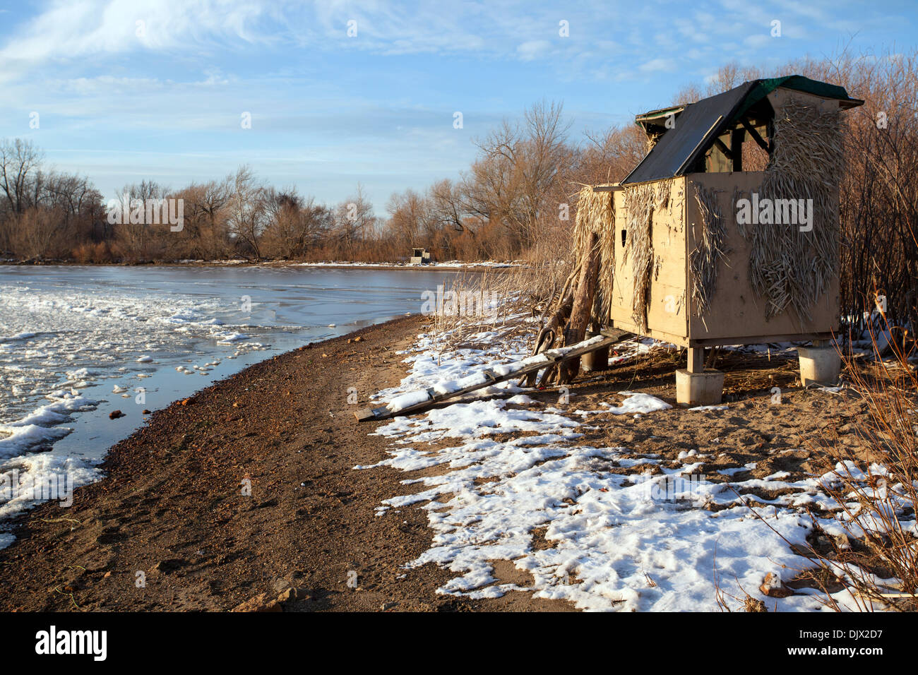 Eine Entenblinde am Ufer der Presque Isle Bay in Erie, Pennsylvania im Winter mit Schnee auf dem Boden. Es handelt sich um private Strukturen. Stockfoto