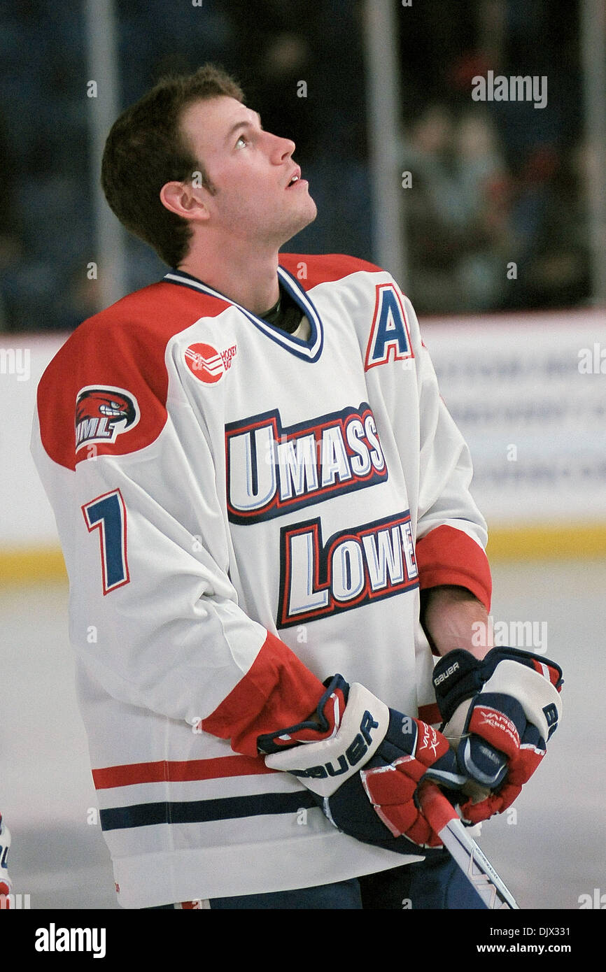 22. Oktober 2010 - Lowell, Massachusetts, Vereinigte Staaten von Amerika - River Hawks Hockey Überstunden Sieg, 5: 4 gegen Providence College während Freitag Nacht nach Hause Auftakt vor 5.435 Fans gezogen. UMass Lowell Edwards Maury (#7) Verteidiger (Kredit-Bild: © Jim Melito/Southcreek Global/ZUMApress.com) Stockfoto