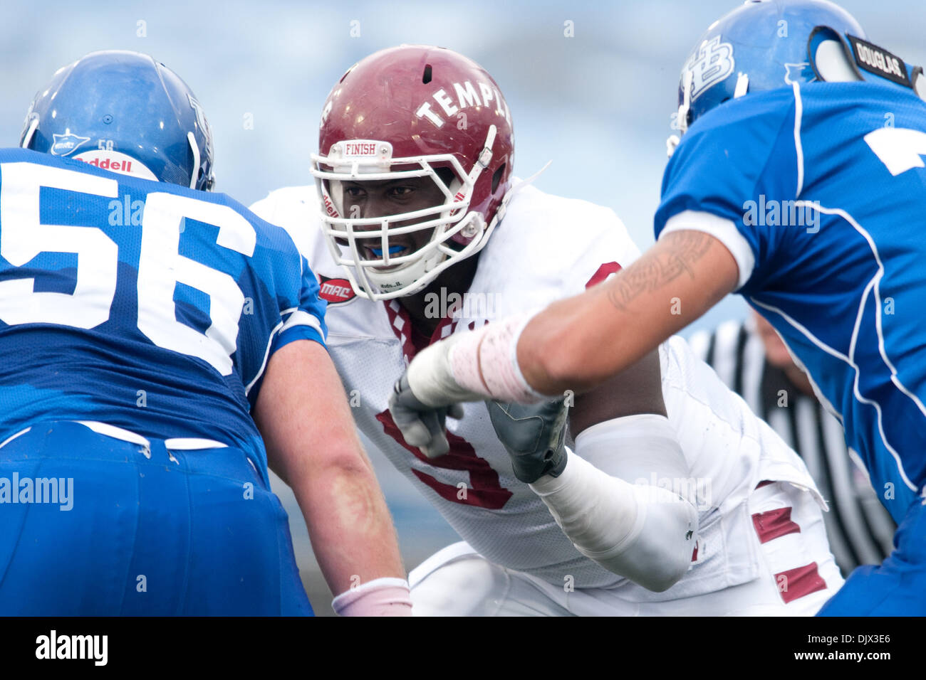 23. Oktober 2010 Kontakt - Buffalo, New York, Vereinigte Staaten von Amerika - Tempel Eulen defensive Tackle Muhammad Wilkerson (#9) macht gegen Buffalo Bulls beleidigender Störungssucher Jasen Carlson (#56) während eines Spiels im UB-Stadion. Tempel gewann das Spiel mit 42-0. (Kredit-Bild: © Mark Konezny/Southcreek Global/ZUMApress.com) Stockfoto