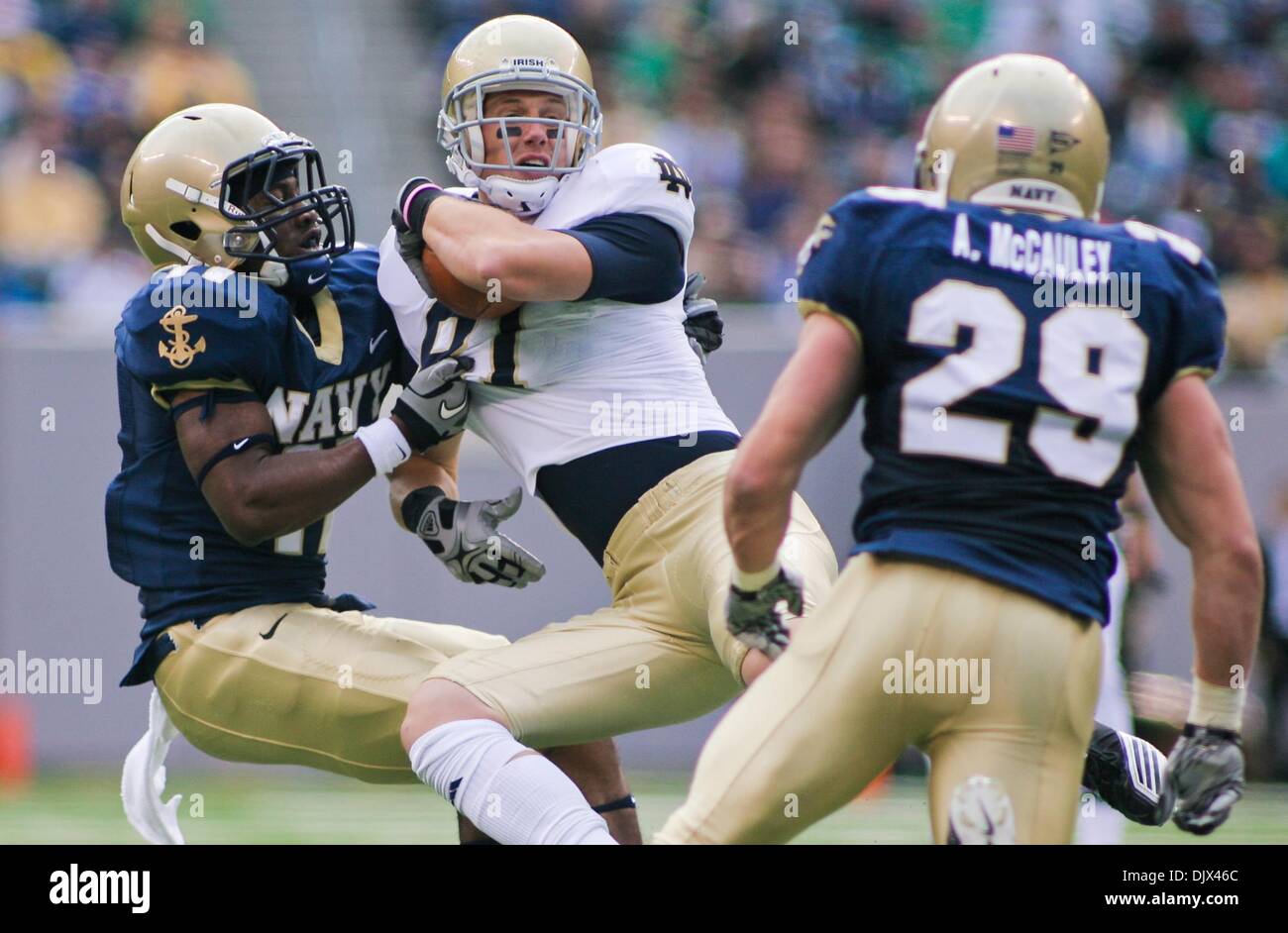 23. Oktober 2010 - East Rutherford, New Jersey, Vereinigte Staaten von Amerika - Navy CB (#11) Kwesi Mitchell hüllt Junior Wide Receiver (#81) John Goodman in The New Giant Stadion in East Rutherford New Jersey. Marine besiegt Notre Dame 35-17 (Credit-Bild: © Saquan Stimpson/Southcreek Global/ZUMApress.com) Stockfoto