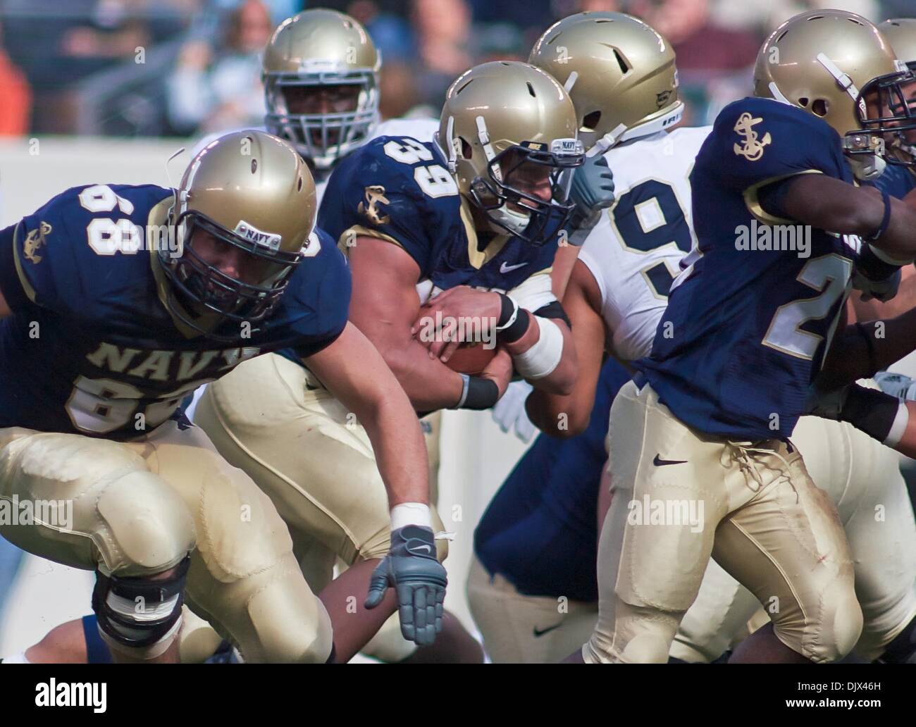 23. Oktober 2010 zeigt,-East Rutherford, New Jersey, Vereinigte Staaten von Amerika - Marine FB (#39) Alexander Teich warum Marine 5-2 wie Teich seine Weise herauf Feld für positive Yards treibt. Marine besiegt Notre Dame 35 17. at The New Giant Stadion in East Rutherford New Jersey (Credit-Bild: © Saquan Stimpson/Southcreek Global/ZUMApress.com) Stockfoto