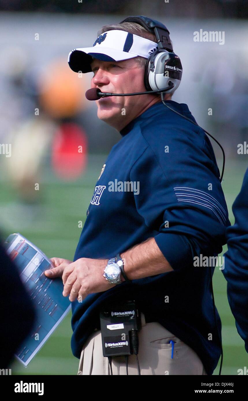 23. Oktober 2010 - East Rutherford, New Jersey, Vereinigte Staaten von Amerika - Norte Dame Brian Kelly Head Coach während der Spielaktion im The New Giant-Stadion. Marine besiegt Notre Dame 35 17. at The New Giant Stadion in East Rutherford New Jersey (Credit-Bild: © Saquan Stimpson/Southcreek Global/ZUMApress.com) Stockfoto