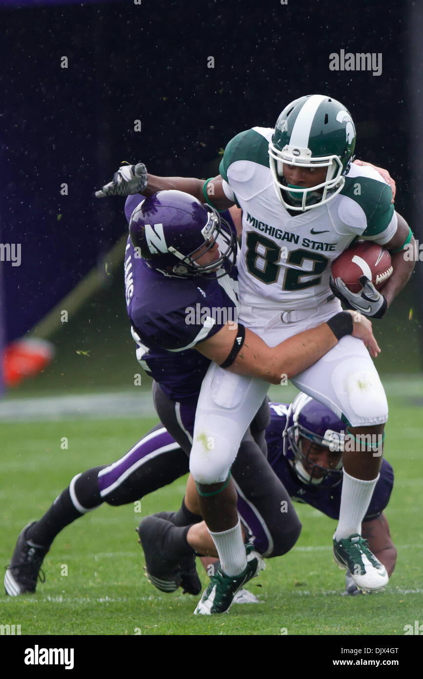 23. Oktober 2010 - Evanston, Illinois, Vereinigte Staaten von Amerika - Michigan State Wide Receiver Keshawn Martin (82) vom nordwestlichen Linebacker Nate Williams (44) während der NCAA Football-Spiel zwischen der Michigan State Spartans und die Northwestern Wildcats in Ryan Field in Evanston, IL in Angriff genommen wird. Michigan State besiegt nordwestlichen 35 - 27. (Kredit-Bild: © Geoffrey Siehr/Southcreek Stockfoto