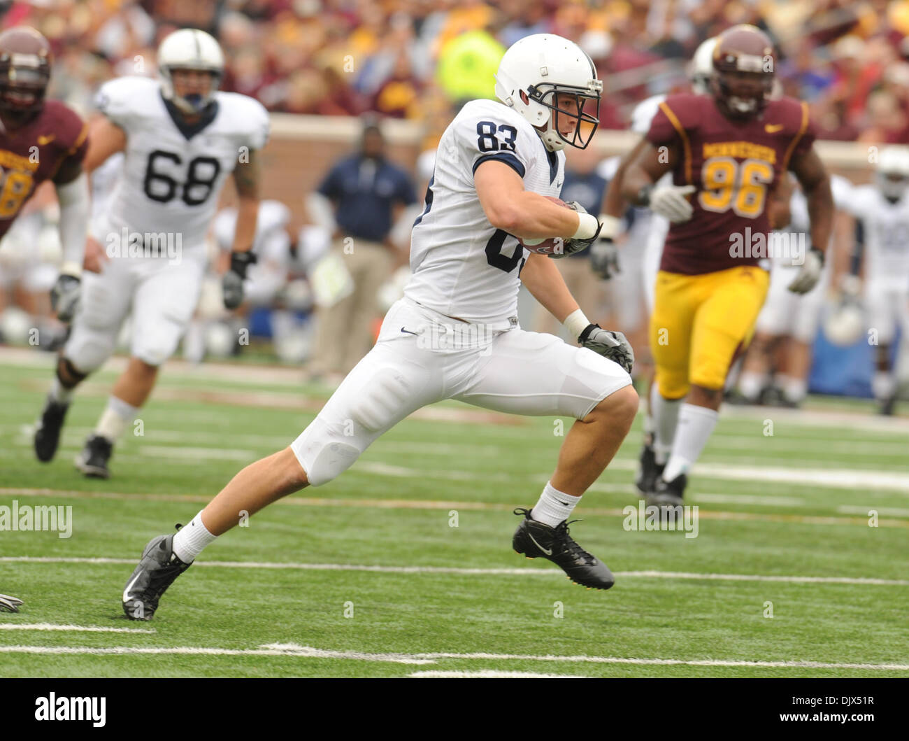 23. Oktober 2010 - Minneapolis, Minnesota, Vereinigte Staaten von Amerika - Penn State University Wide Receiver Brett Brackett (#83) macht den Fang für eine 21 Yard-Touchdown im ersten Quartal des Spiels in der TCF-Stadion in Minneapolis, Minnesota. (Kredit-Bild: © Marilyn Indahl/Southcreek Global/ZUMApress.com) Stockfoto