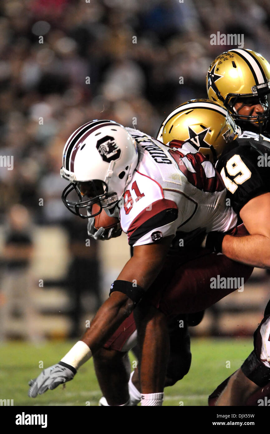 23. Oktober 2010 hüllt South Carolina Gamecocks Wide Receiver Tori Gurley (81) während der ersten Hälfte Aktion zwischen dem Vanderbilt Commodores und South Carolina Gamecocks Stadium Vanderbilt in Nashville, Tennessee - Nashville, Tennessee, Vereinigte Staaten von Amerika - Vanderbilt Commodores Cornerback Casey Hayward (19). Die Commodores und Kampfhähne sind 7 bis 7 in der Mitte verbunden. (Kredit-ich Stockfoto