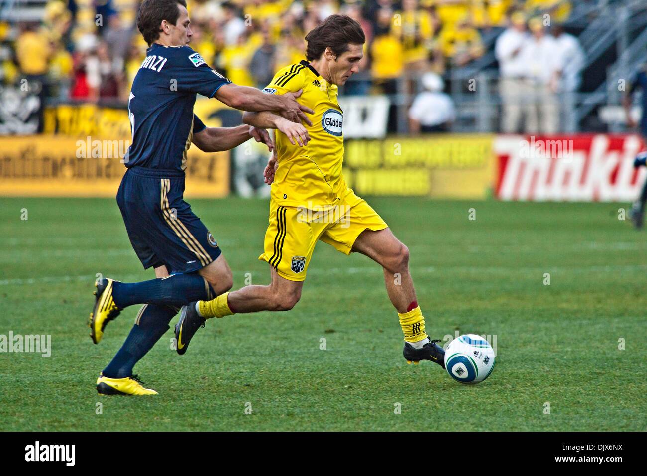 24. Oktober 2010 - Columbus, Ohio, Vereinigte Staaten von Amerika - Philadelphia Union Mittelfeldspieler Folge Folge (#6) kämpft um die Kontrolle über den Ball mit Columbus Crew Mittelfeldspieler/vorwärts Guillermo Barros Schelotto (#7) in der zweiten Phase des Spiels im Columbus Crew Stadium in Columbus, Ohio, Sonntag, 24. Oktober 2010. Die Columbus Crew besiegten die Philadelphia Union 3-1 in th Stockfoto