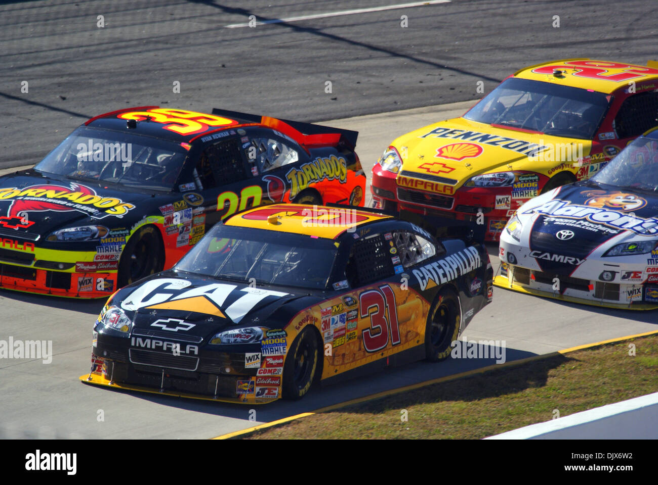 24. Oktober 2010 runden - Martinsville, Virginia, Vereinigte Staaten von Amerika - Jeff Burton Fahrer von #31, die Caterpillar Chevrolet die meisten führte während der TUMS Fast Relief 500. (Kredit-Bild: © Jack Tarr/Southcreek Global/ZUMApress.com) Stockfoto