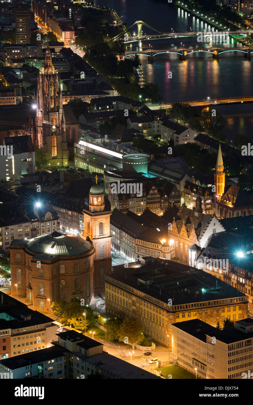Eine erhöhte Nachtansicht der Kirchen in Frankfurt Am Main, Deutschland. Stockfoto