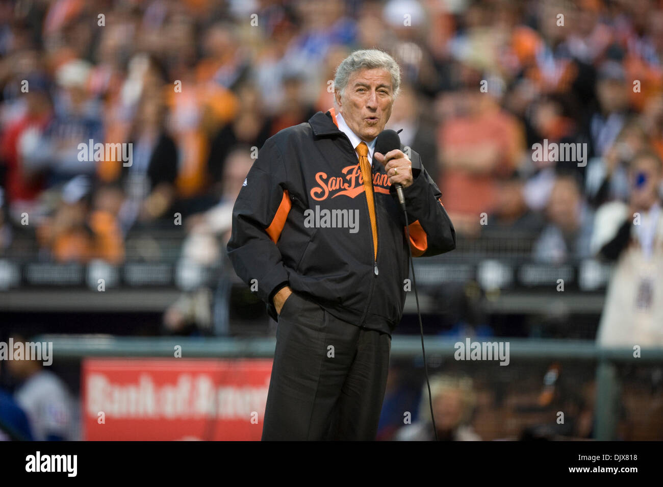 27. Oktober 2010 - San Francisco, CA, USA - Sänger Tony Bennett führt '' I left my Heart in San Francisco'' in Spiel eins der Serie zwischen den San Francisco Giants und den Texas Rangers im AT&T Park, 27. Oktober 2010 in San Francisco, Kalifornien (Credit-Bild: © Sacramento Bee/ZUMApress.com) Stockfoto