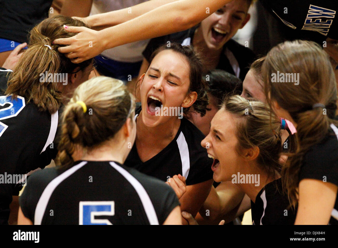 28. Oktober 2010 - Plant City, FL, USA - TP 329687 FOUN VOLLEYBALL 1.EDMUND D. Brunnen | Zeiten. (28.10.2010 Plant City) Die Riverview High School-Volleyball-Team feiert nach dem Sieg gegen Durant High School am 28. Oktober 2010 im Bezirk Volleyball Finale 5A-8.  [EDMUND D. Brunnen, mal] (Kredit-Bild: © St. Petersburg Times/ZUMApress.com) Stockfoto