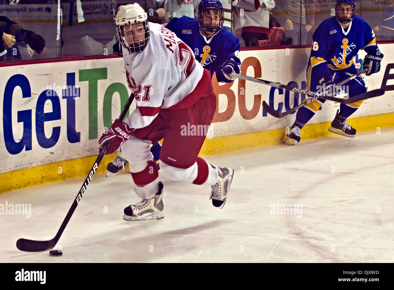 29. Oktober 2010 - Oxford, Ohio, Vereinigte Staaten von Amerika - Miami (OH) Universität links vorwärts Steve Mason (#21) in der ersten Periode des Spiels Miami University Steve Cady Arena at Goggin Ice Center in Oxford, Ohio, Freitag Abend 29. Oktober 2010. Die Miami University Redhawks führen die Lake Superior State University Lakers 2: 0 am Ende der ersten Periode 2010 regula Stockfoto