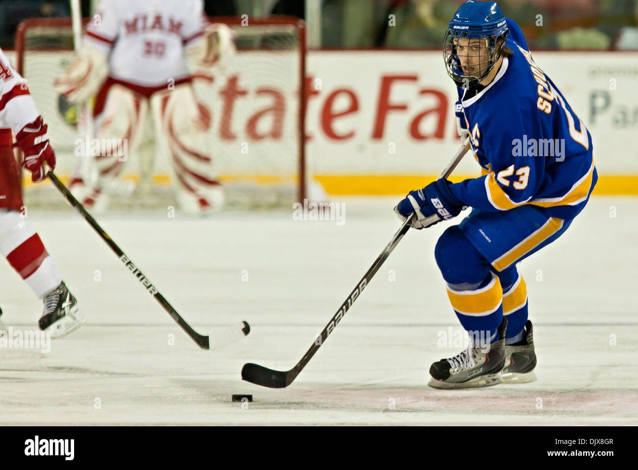 29. Oktober 2010 - Oxford, Ohio, Vereinigte Staaten von Amerika - Lake Superior State University nach vorne Rick Schofield (#23) in der dritten Periode des Spiels Miami University Steve Cady Arena at Goggin Ice Center in Oxford, Ohio, Freitag Abend 29. Oktober 2010. Die Miami University Redhawks besiegten die Lake Superior State University Lakers 6-2 in der 2010 Saison BCHL Game. Stockfoto