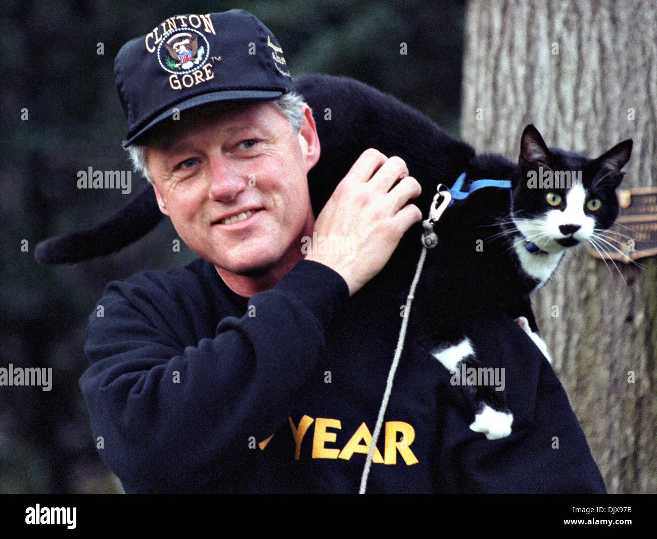 US-Präsident Bill Clinton geht mit seiner Katze Socken auf seiner Schulter auf dem South Lawn des weißen Hauses 20. Dezember 1993 in Washington, DC. Stockfoto