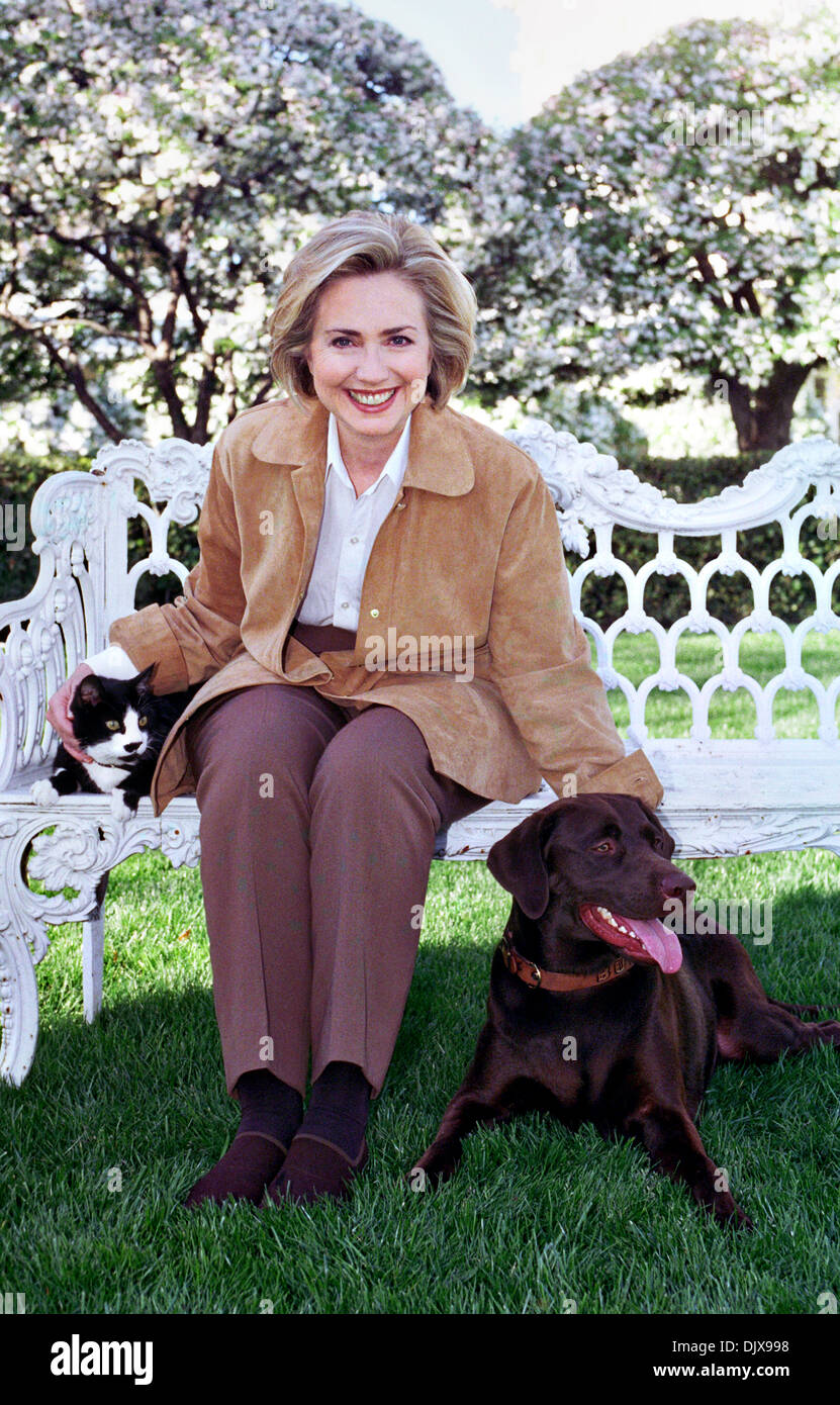 US-First Lady Hillary Clinton Posen mit Hund Buddy und Katze Socken auf dem South Lawn des weißen Hauses 7. April 1999 in Washington, DC. Stockfoto