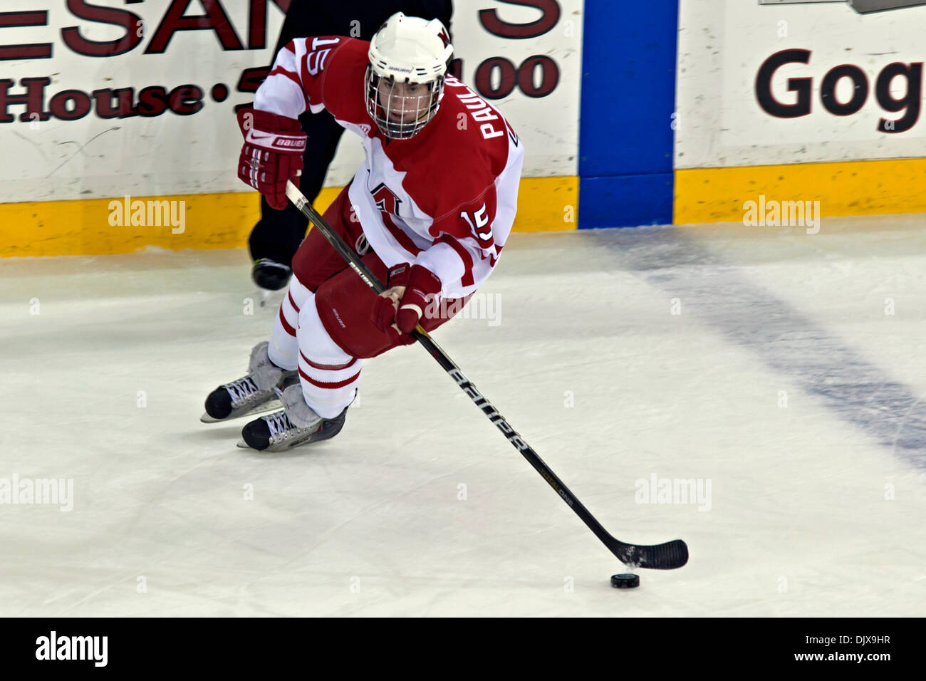 30. Oktober 2010 - Oxford, Ohio, Vereinigte Staaten von Amerika - Miami (OH) Universität links vorwärts Bryon Paulazzo (#15) bringt den Puck Eis hinunter in der zweiten Phase des Spiels Miami University Steve Cady Arena at Goggin Ice Center in Oxford, Ohio, Samstagabend 30. Oktober 2010. Die Miami University Redhawks führen die Lake Superior State University Lakers 2: 1 am Ende der Stockfoto