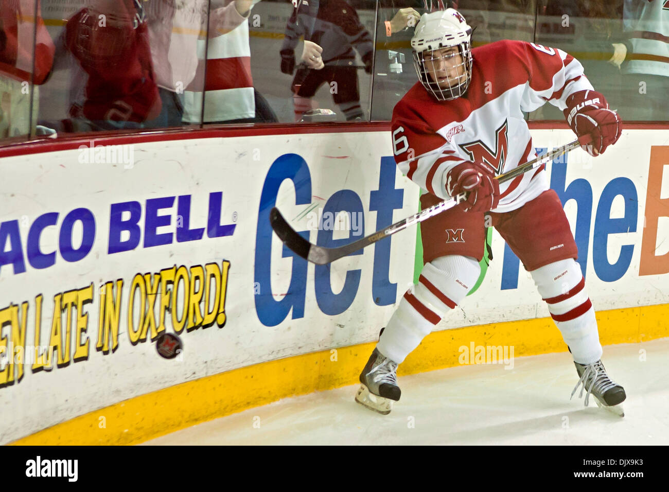 30. Oktober 2010 - Oxford, Ohio, Vereinigte Staaten von Amerika - Miami (OH) Universität Recht Verteidiger Chris Wideman (#6) nimmt ein Schuss über die Bretter in der ersten Periode des Spiels Miami University Steve Cady Arena at Goggin Ice Center in Oxford, Ohio, Freitag Abend 30. Oktober 2010. Die Miami University Redhawks besiegten die Lake Superior State University Lakers in einer Organisationseinheit "schießen" Stockfoto