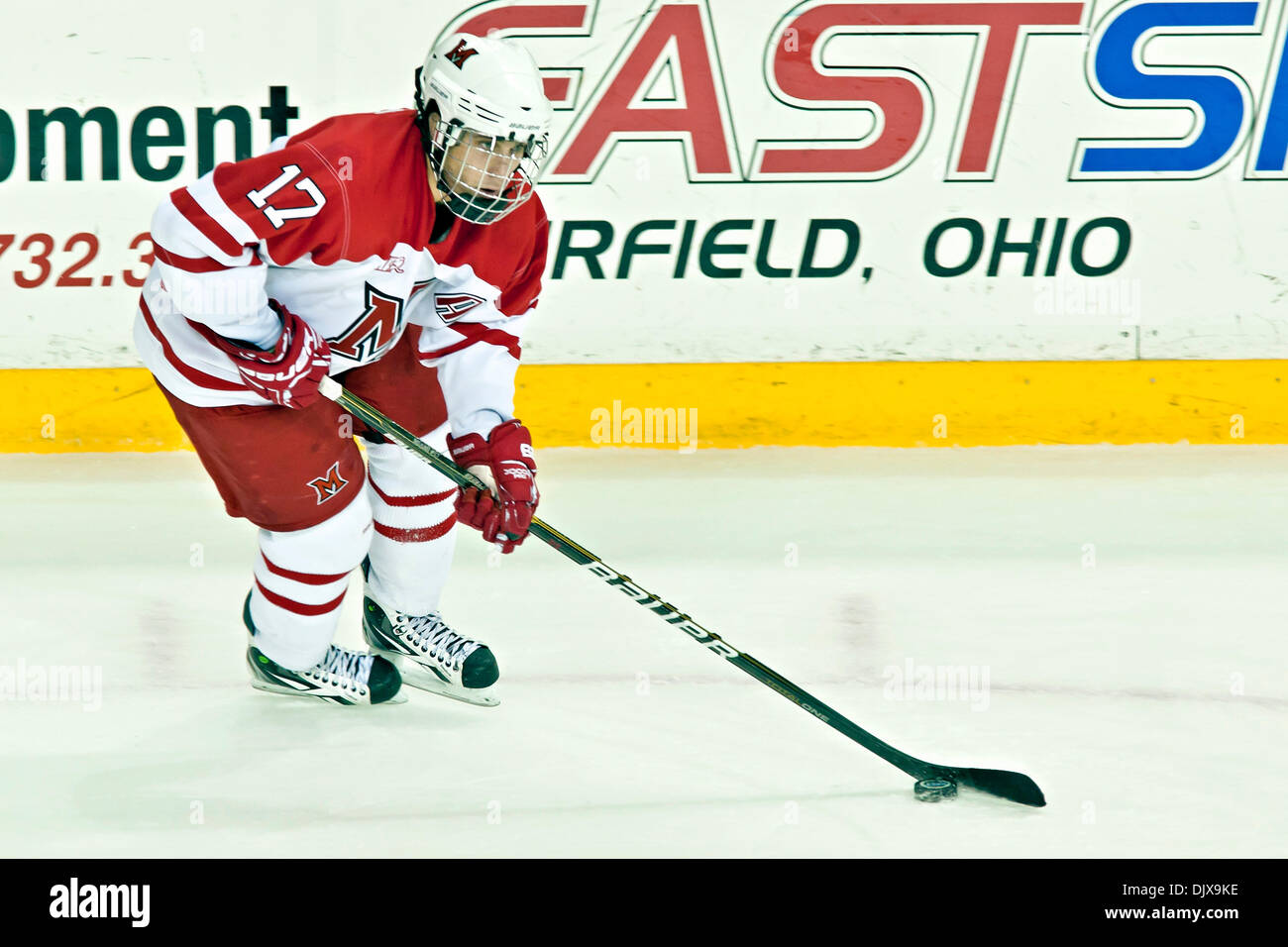 30. Oktober 2010 - Oxford, Ohio, Vereinigte Staaten von Amerika - Miami (OH) Universität links vorwärts Andy Miele (#17) in der zweiten Phase des Spiels Miami University Steve Cady Arena at Goggin Ice Center in Oxford, Ohio, Freitag Abend 30. Oktober 2010. Die Miami University Redhawks besiegten die Lake Superior State University Lakers in einem Shoot out in der regulären Saison 2010 BCHL ga Stockfoto