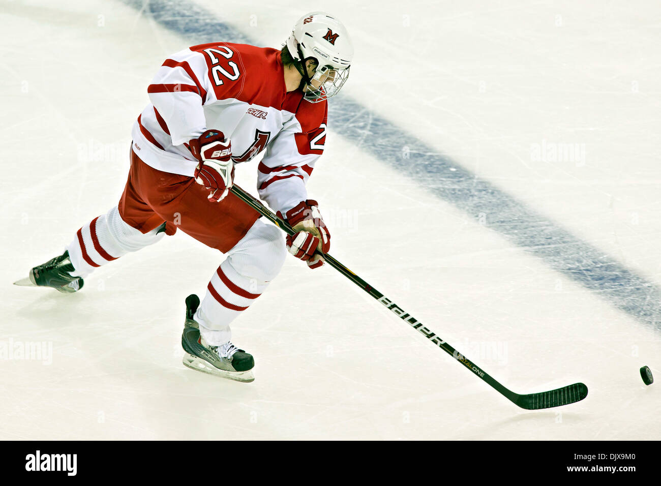 30. Oktober 2010 - Oxford, Ohio, Vereinigte Staaten von Amerika - Miami (OH) Universität links vorwärts Justin Vaive (#22) in der dritten Periode des Spiels Miami University Steve Cady Arena at Goggin Ice Center in Oxford, Ohio, Freitag Abend 30. Oktober 2010. Die Miami University Redhawks besiegten die Lake Superior State University Lakers in einem Shoot out in der regulären Saison 2010 BCHL g Stockfoto