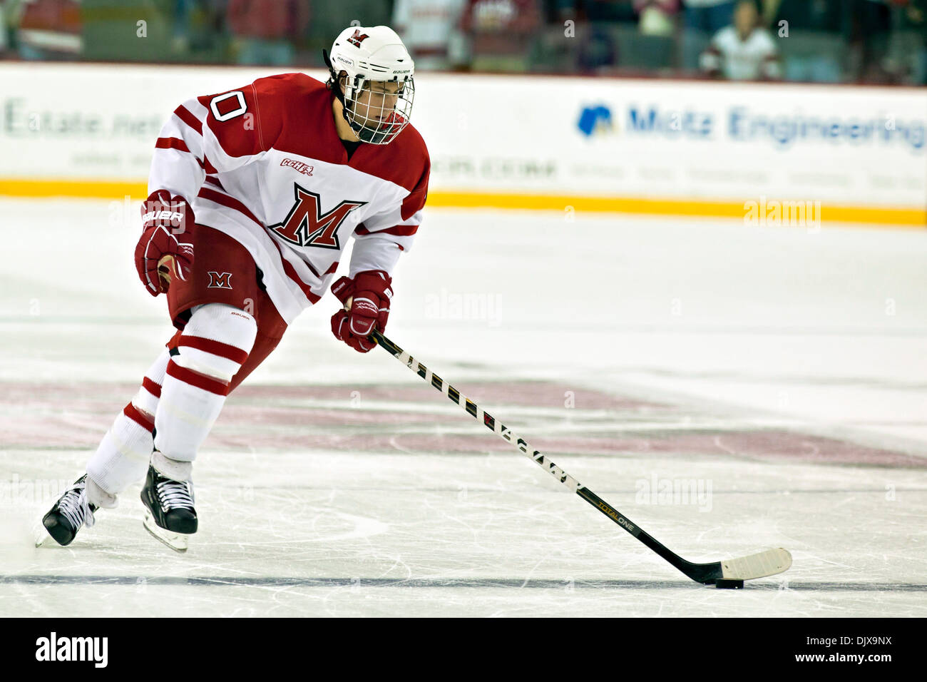 30. Oktober 2010 - Oxford, Ohio, Vereinigte Staaten von Amerika - Miami (OH) Universität rechts vorwärts Pat Cannone (#20) beginnt seinen Lauf, als er den Puck Eis in der Überstunden-Shooting aus dem Spiel in Miami University Steve Cady Arena am Goggin Ice Center in Oxford, Ohio, Samstagabend 30. Oktober 2010 bringt. Die Miami University Redhawks besiegte der Lake Superior State University L Stockfoto