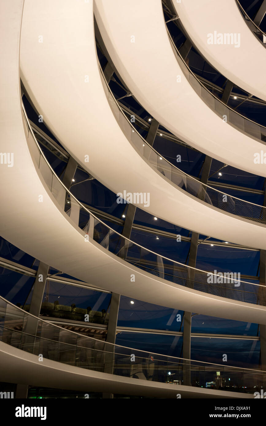 Die Spirale Weg in die gläserne Kuppel des Reichstagsgebäudes in Berlin, Deutschland. Stockfoto