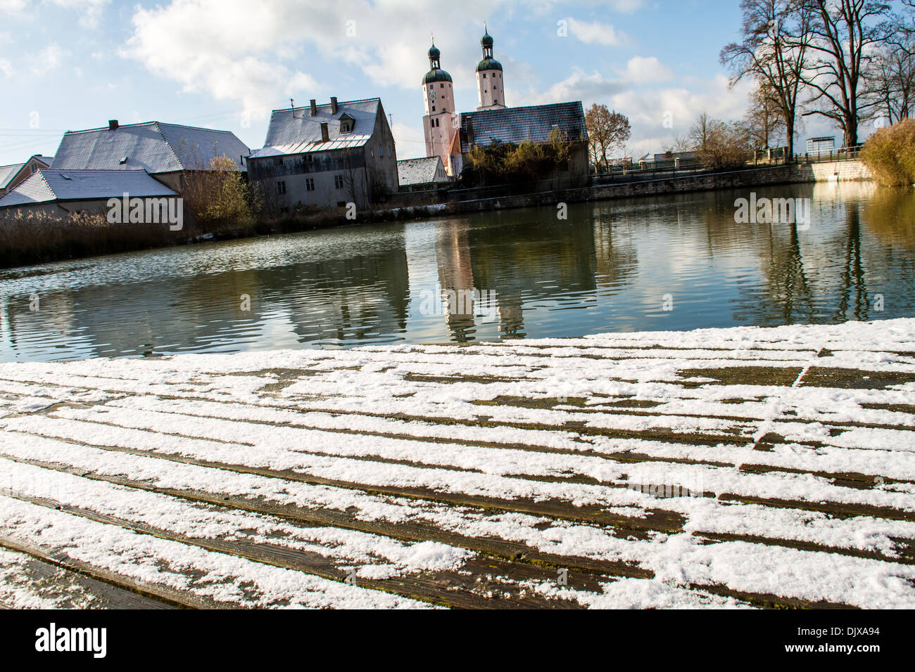 Verschneite Panorama der Wending (Gemeinde im Bezirk Bayern, Deutschland) mit St. Emmeram Kirche im Hintergrund Stockfoto