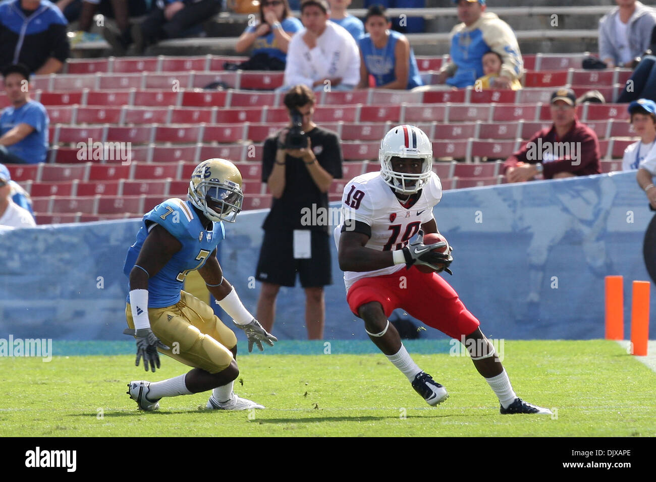 30. Oktober 2010 - Pasadena, California, Vereinigte Staaten von Amerika - Arizona Wildcats Wide Receiver William Wright #19 (R) und UCLA Bruins Cornerback Courtney Viney #7 (L) in Aktion während der UCLA Vs Arizona-Spiel in der Rose Bowl. Arizona Wildcats ging auf um die UCLA Bruins mit einem Endstand von 29-21 zu besiegen. (Kredit-Bild: © Brandon Parry/Southcreek Global/ZUMApress.com) Stockfoto